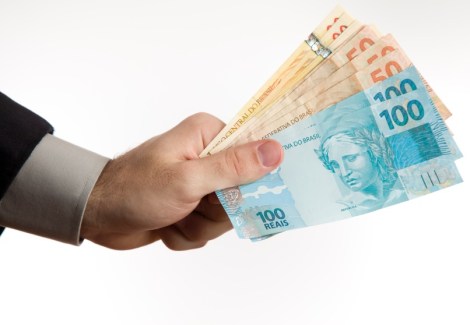 tudo-por-dinheiro-seudinheiro-istock1