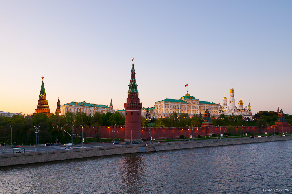 Kremlin_from_Bolshoy_kamenny_bridge